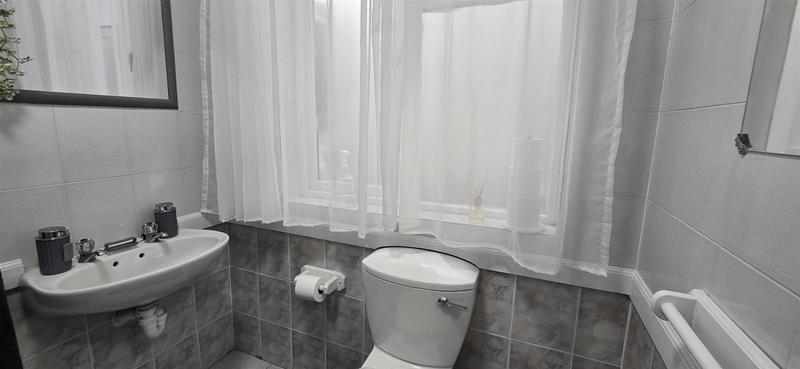 6 Bedroom Property for Sale in Reebok Western Cape
